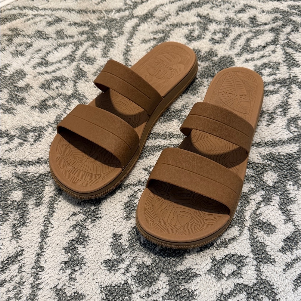 Sanuk Tan Textured Leaf-Pattern Slide